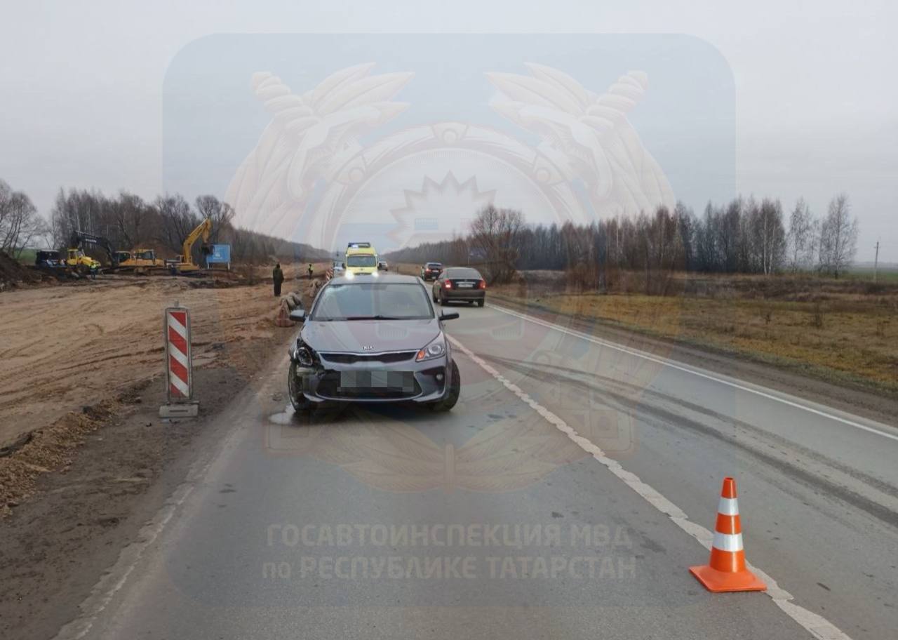 6 декабря на 4 км автодороги М-7 «Волга» (Елабужский район) женщина-водитель автомобиля Лада, 1974 года рождения, по предварительным данным, не выбрала безопасную скорость, дистанцию и совершила наезд на следующий впереди... 6 декабря на 4 км автодороги М-7 «Волга» (Елабужский район) женщина-водитель автомобиля Лада, 1974 года рождения, по предварительным данным, не выбрала безопасную скорость, дистанцию и совершила наезд на следующий впереди...