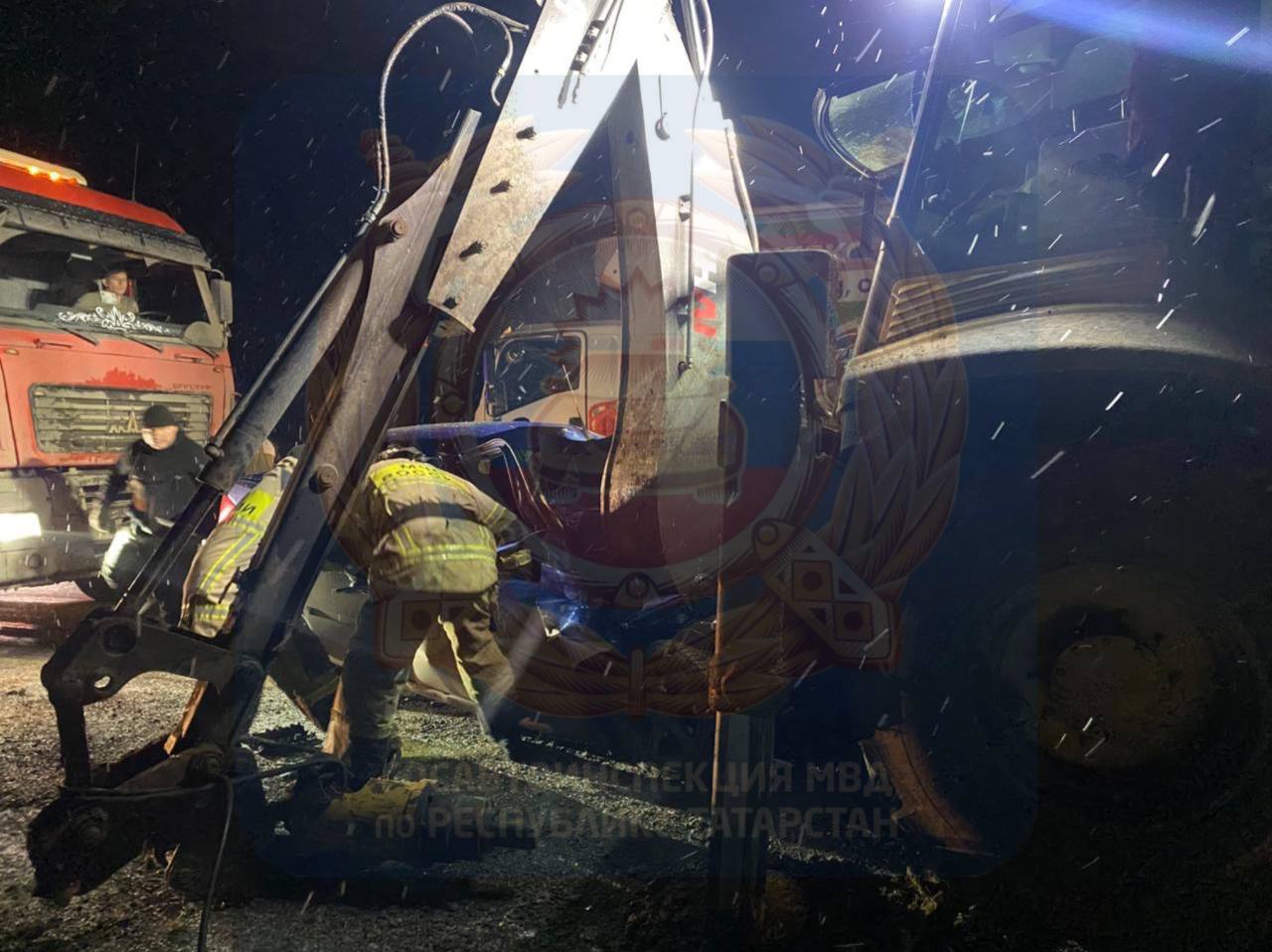 6 декабря на 4 км автодороги М-7 «Волга» (Елабужский район) женщина-водитель автомобиля Лада, 1974 года рождения, по предварительным данным, не выбрала безопасную скорость, дистанцию и совершила наезд на следующий впереди...