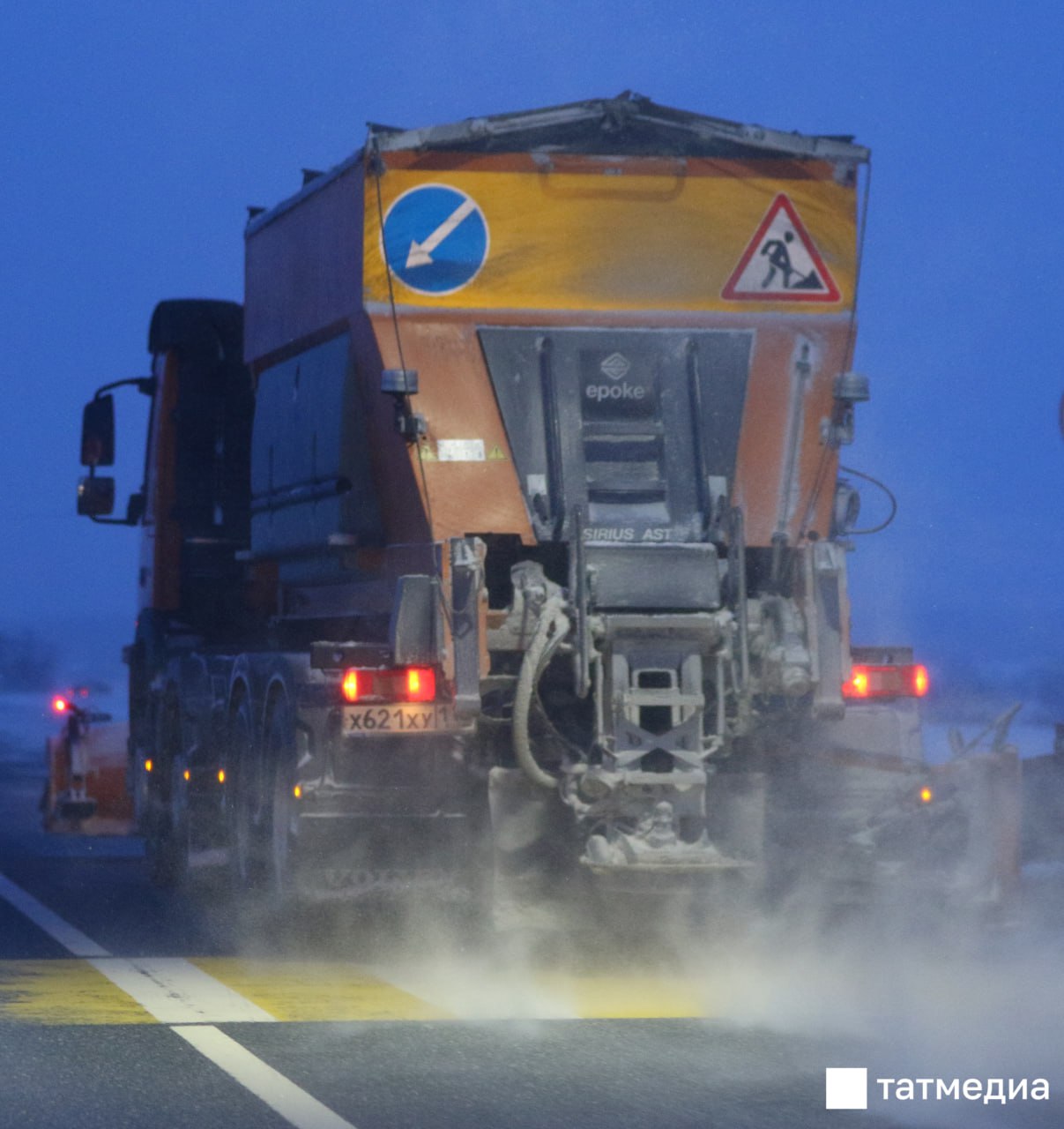 37 единиц спецтехники вышли на обработку дорог в Казани ночью