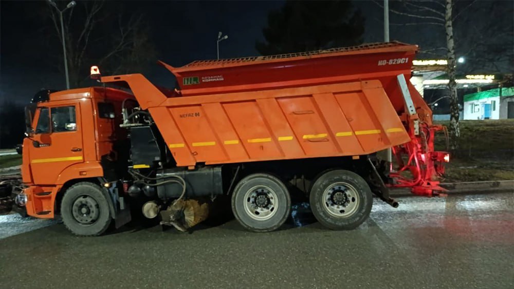 В Нижнекамске с ночи 8 декабря стартовали работы по обработке дорог от гололедицы