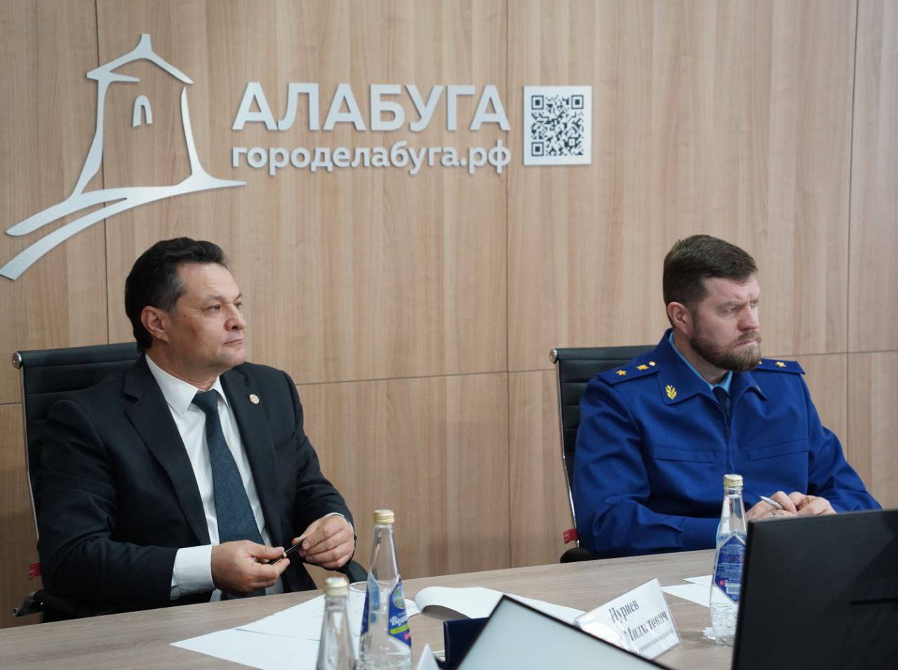 Сегодня прокурор Республики Татарстан Альберт Суяргулов провел встречу с представителями бизнес-сообщества в здании администрации Елабужского района Сегодня прокурор Республики Татарстан Альберт Суяргулов провел встречу с представителями бизнес-сообщества в здании администрации Елабужского района