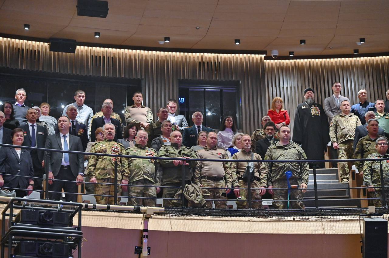 Сегодня, в День Героев Отечества, поздравили с праздником Героев России, Героев труда, ветеранов и участников специальной военной операции – тех, кто бескорыстно отдает своюжизнь во имя защиты нашей Родины, процветания и... Сегодня, в День Героев Отечества, поздравили с праздником Героев России, Героев труда, ветеранов и участников специальной военной операции – тех, кто бескорыстно отдает своюжизнь во имя защиты нашей Родины, процветания и...