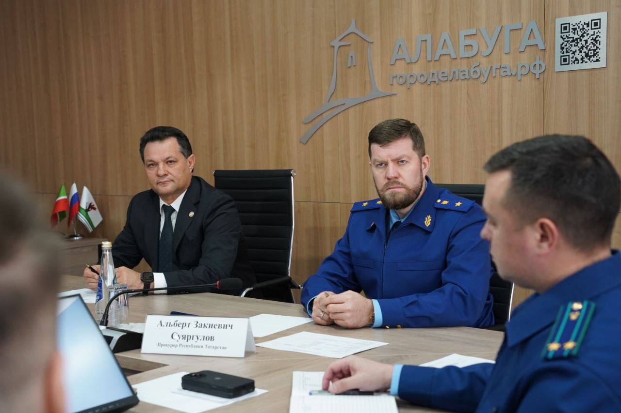 Сегодня прокурор Республики Татарстан Альберт Суяргулов провел встречу с представителями бизнес-сообщества в здании администрации Елабужского района Сегодня прокурор Республики Татарстан Альберт Суяргулов провел встречу с представителями бизнес-сообщества в здании администрации Елабужского района