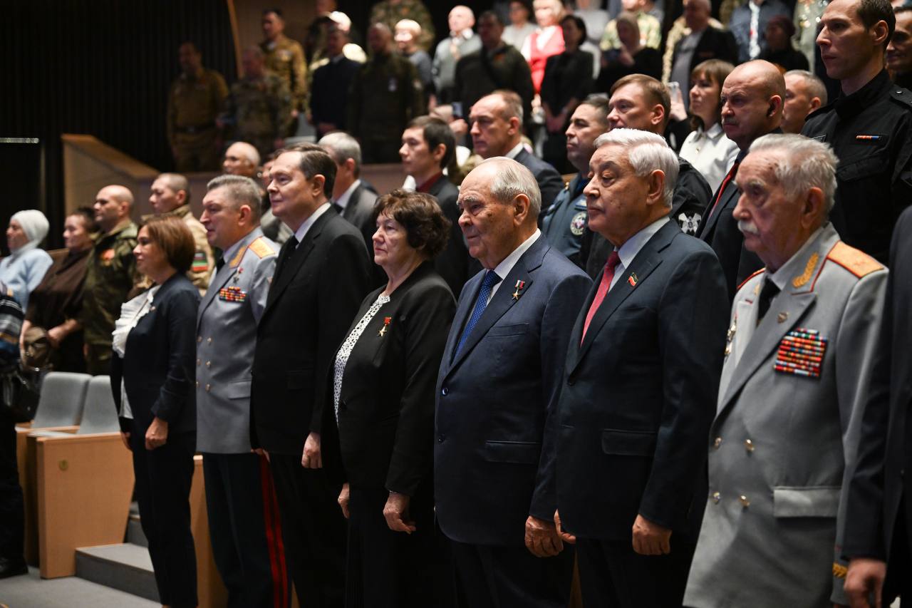 Сегодня, в День Героев Отечества, поздравили с праздником Героев России, Героев труда, ветеранов и участников специальной военной операции – тех, кто бескорыстно отдает своюжизнь во имя защиты нашей Родины, процветания и... Сегодня, в День Героев Отечества, поздравили с праздником Героев России, Героев труда, ветеранов и участников специальной военной операции – тех, кто бескорыстно отдает своюжизнь во имя защиты нашей Родины, процветания и...