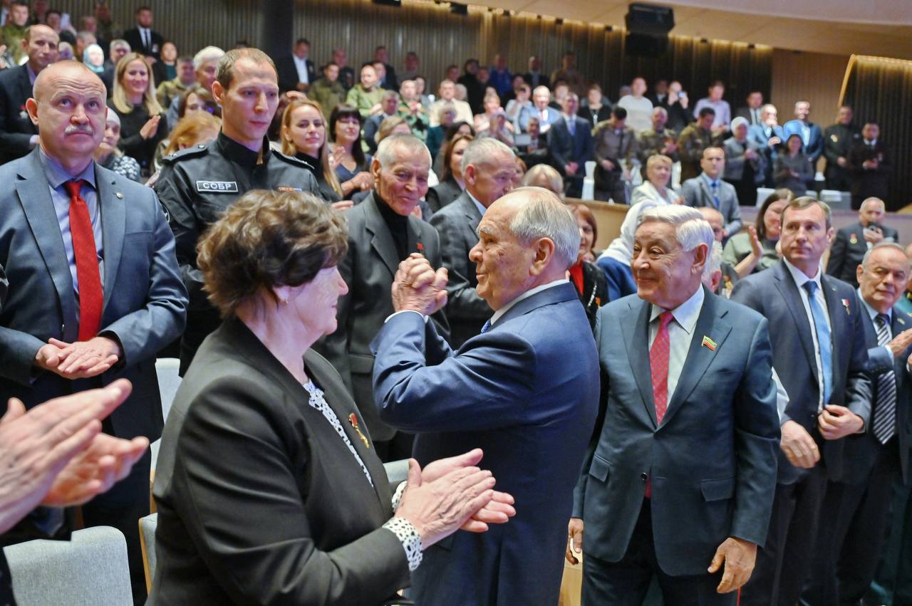 Сегодня, в День Героев Отечества, поздравили с праздником Героев России, Героев труда, ветеранов и участников специальной военной операции – тех, кто бескорыстно отдает своюжизнь во имя защиты нашей Родины, процветания и... Сегодня, в День Героев Отечества, поздравили с праздником Героев России, Героев труда, ветеранов и участников специальной военной операции – тех, кто бескорыстно отдает своюжизнь во имя защиты нашей Родины, процветания и...