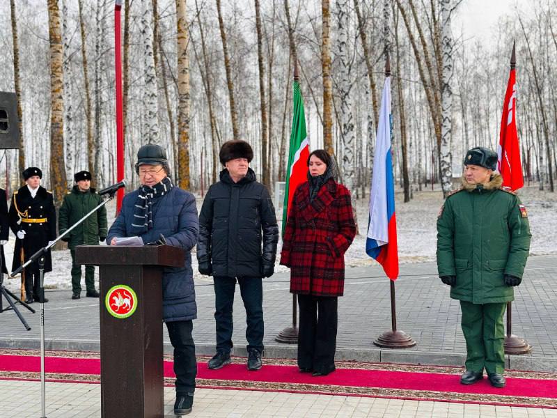 Ринат Гайзатуллин: «Пусть подвиги наших героев станут ярким примером для молодого поколения» Ринат Гайзатуллин: «Пусть подвиги наших героев станут ярким примером для молодого поколения»