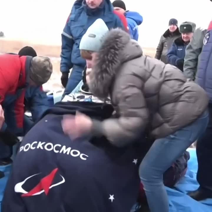 Первые кадры после приземления аппарата корабля «Союз МС-27» с космонавтами Сергеем Рыжиковым, Алексеем Зубрицким и Джонатаном Кимом