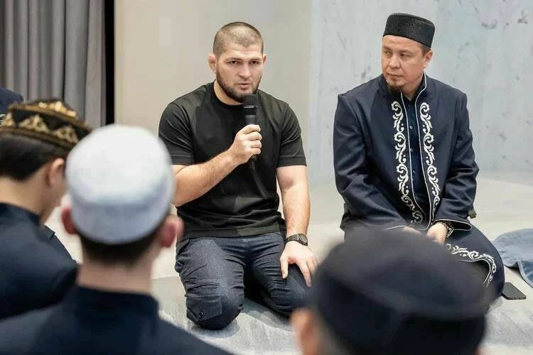 Хабиб Нурмагомедов посетил мечеть в Альметьевске