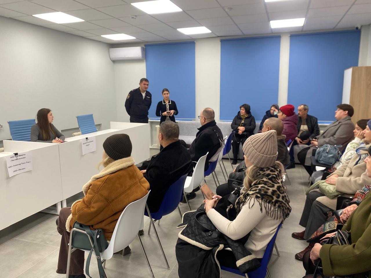 Сотрудники полиции Чистополя и общественники продолжают активную работу по информированию населения Сотрудники полиции Чистополя и общественники продолжают активную работу по информированию населения