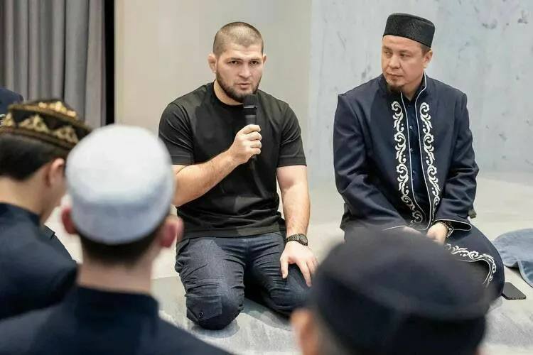 Хабиб Нурмагомедов посетил мечеть в Альметьевске и встретился с учащимися медресе