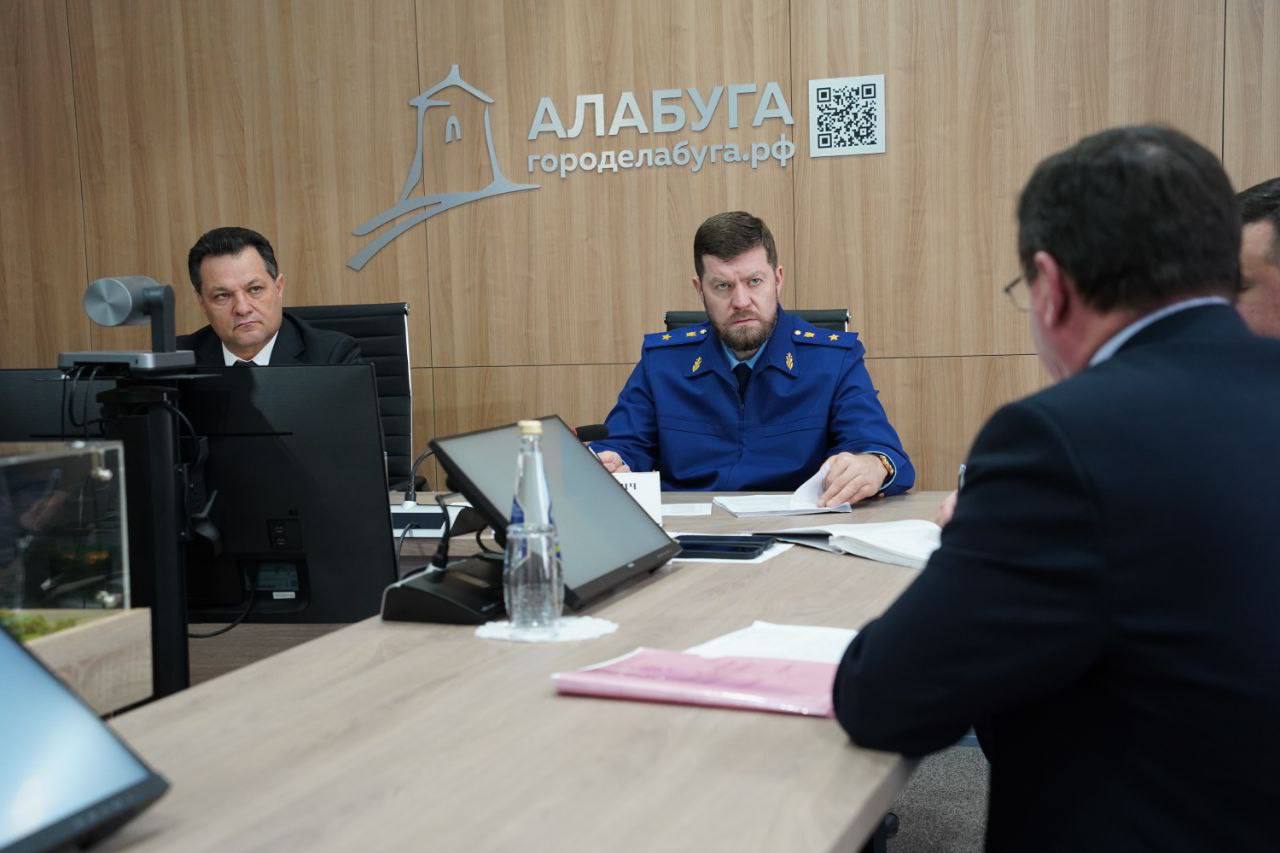 Сегодня прокурор Республики Татарстан Альберт Суяргулов провел встречу с представителями бизнес-сообщества в здании администрации Елабужского района Сегодня прокурор Республики Татарстан Альберт Суяргулов провел встречу с представителями бизнес-сообщества в здании администрации Елабужского района