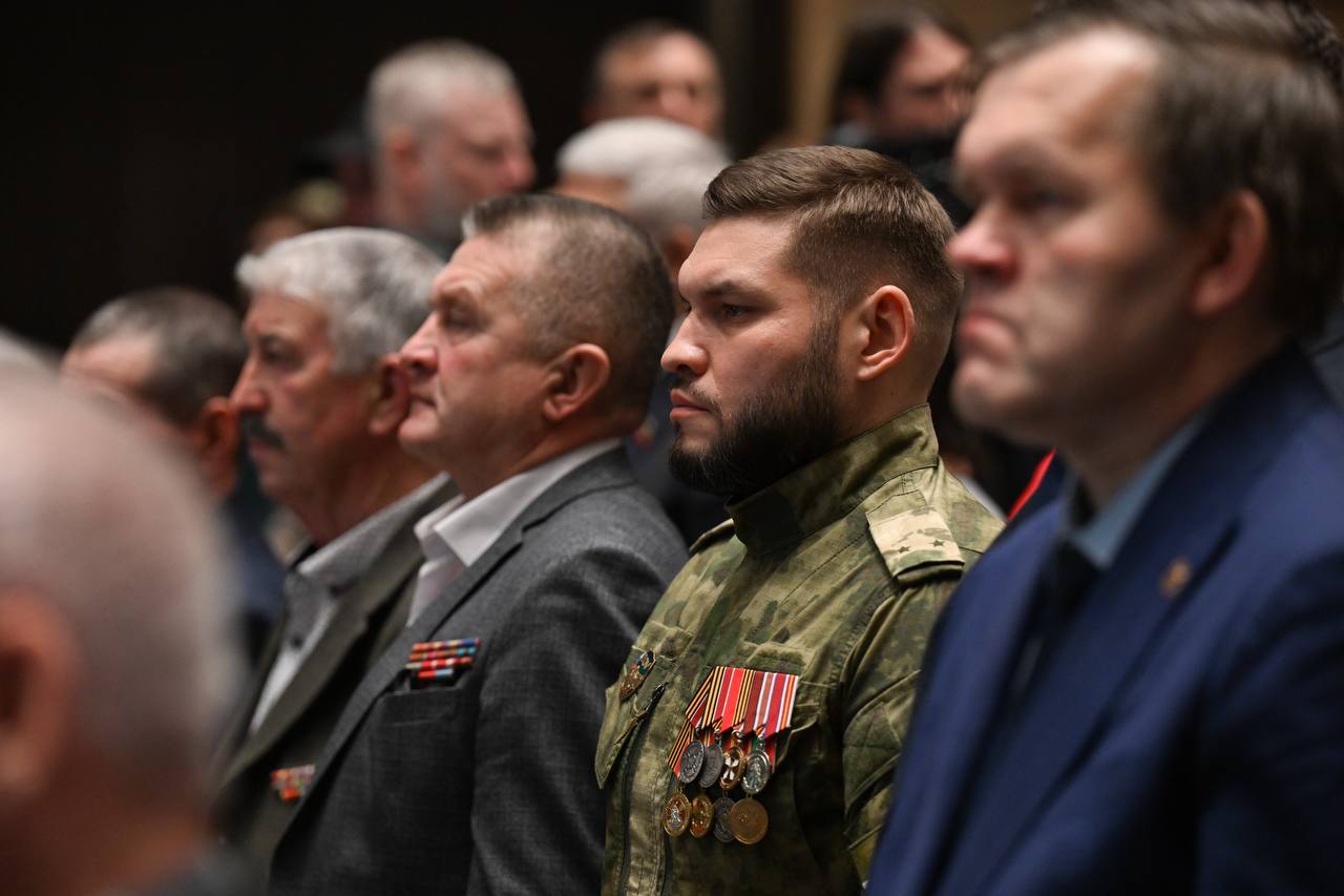 Сегодня, в День Героев Отечества, поздравили с праздником Героев России, Героев труда, ветеранов и участников специальной военной операции – тех, кто бескорыстно отдает своюжизнь во имя защиты нашей Родины, процветания и... Сегодня, в День Героев Отечества, поздравили с праздником Героев России, Героев труда, ветеранов и участников специальной военной операции – тех, кто бескорыстно отдает своюжизнь во имя защиты нашей Родины, процветания и...