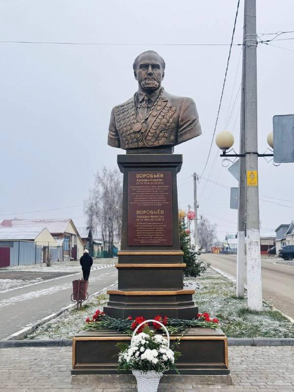 Чтим, помним, гордимся. В День Героев Отечества в Тетюшах открыли бюст заслуженному мастеру спорта и тренеру СССР Аркадию Никитичу Воробьёву