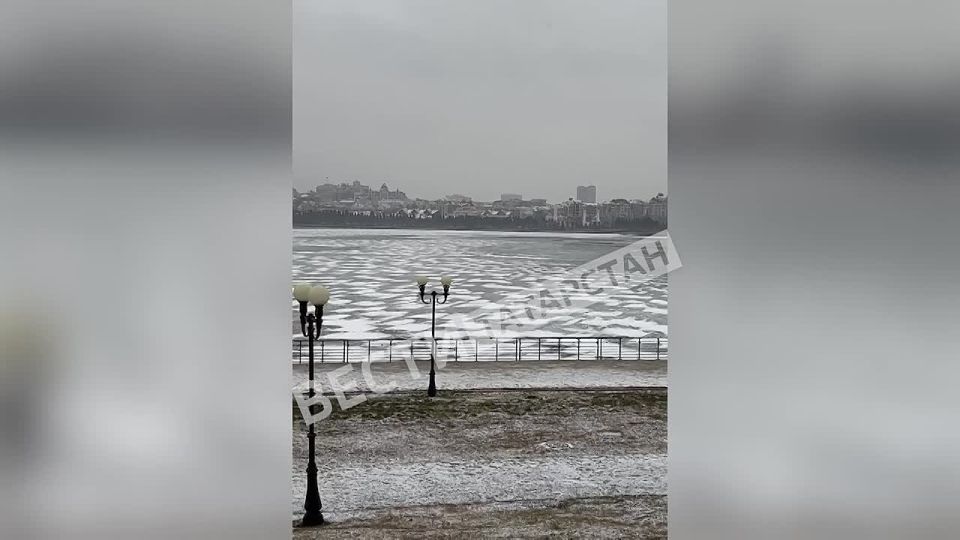 Казанка начала покрываться льдом
