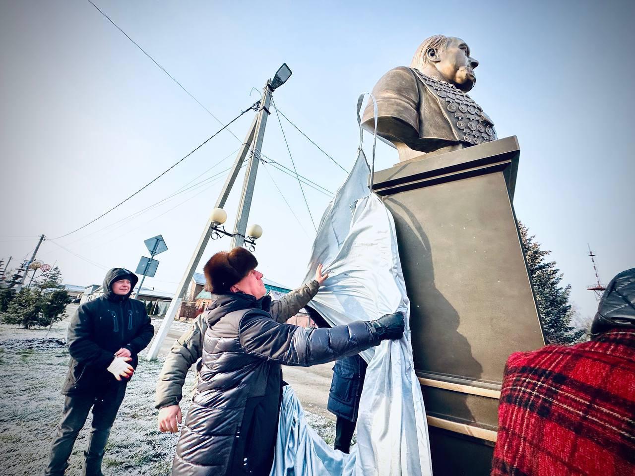 Чтим, помним, гордимся. В День Героев Отечества в Тетюшах открыли бюст заслуженному мастеру спорта и тренеру СССР Аркадию Никитичу Воробьёву Чтим, помним, гордимся. В День Героев Отечества в Тетюшах открыли бюст заслуженному мастеру спорта и тренеру СССР Аркадию Никитичу Воробьёву
