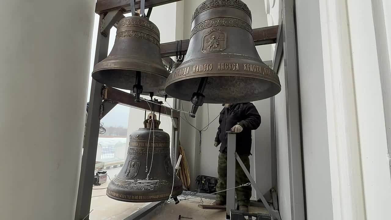 В храме-памятнике Спаса Нерукотворного на Казанке установили девять новых колоколов
