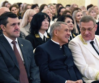 Раис Татарстана Рустам Минниханов поздравил Арбитражный суд Поволжского округа с 30-летием