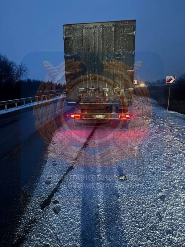 В Нижнекамском районе водитель автомобиля Шевроле Нива, по предварительным данным, не выбрал безопасную скорость, совершил наезд на металлическое ограждение, выехал на встречную полосу и совершил столкновение с грузовым...