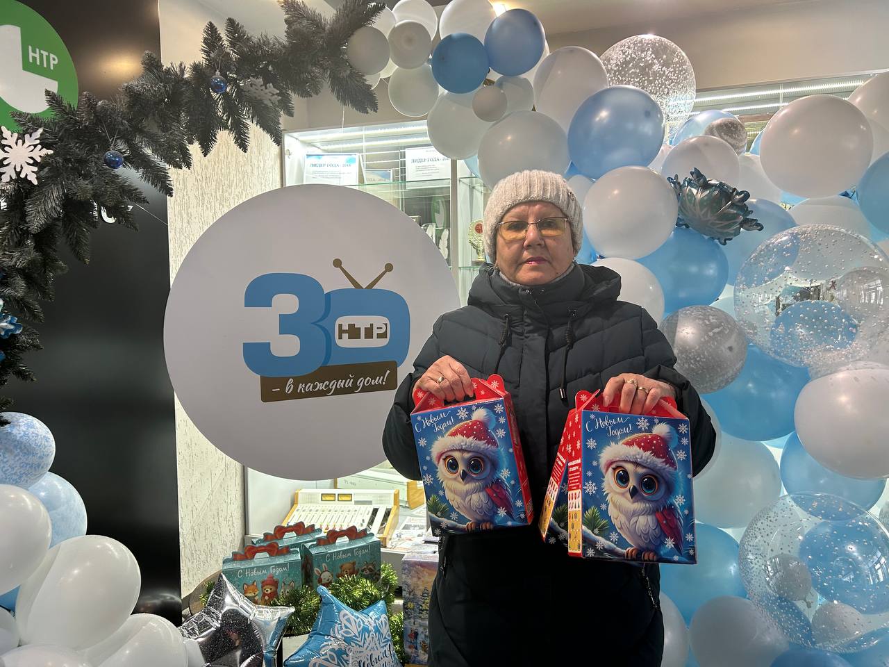 Кладовая нашего зимнего волшебника пополняется: сегодня постоянная участница акции «Стань Дедом Морозом!» принесла 10 сладких наборов