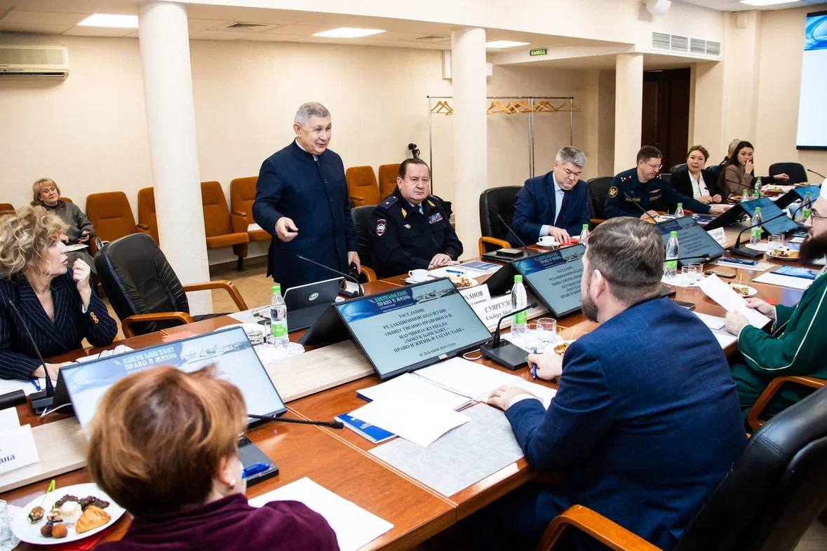 В Академии наук Татарстана под председательством прокурора республики Альберта Суяргулова прошло заседание редакционной коллегии журнала «Право и жизнь в Татарстане» В Академии наук Татарстана под председательством прокурора республики Альберта Суяргулова прошло заседание редакционной коллегии журнала «Право и жизнь в Татарстане»