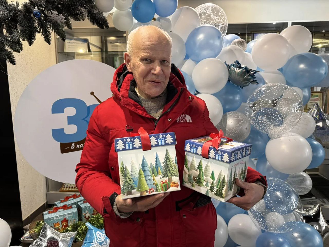 Также к нам сегодня зашёл с подарками Дмитрий Филиппов