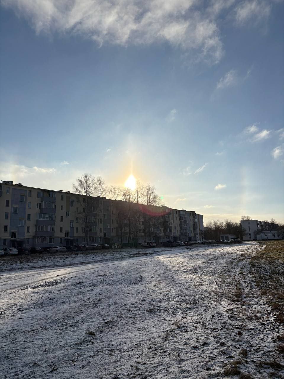 По прогнозу снег продолжится до обеда , днём -6, к вечеру потеплеет до -4