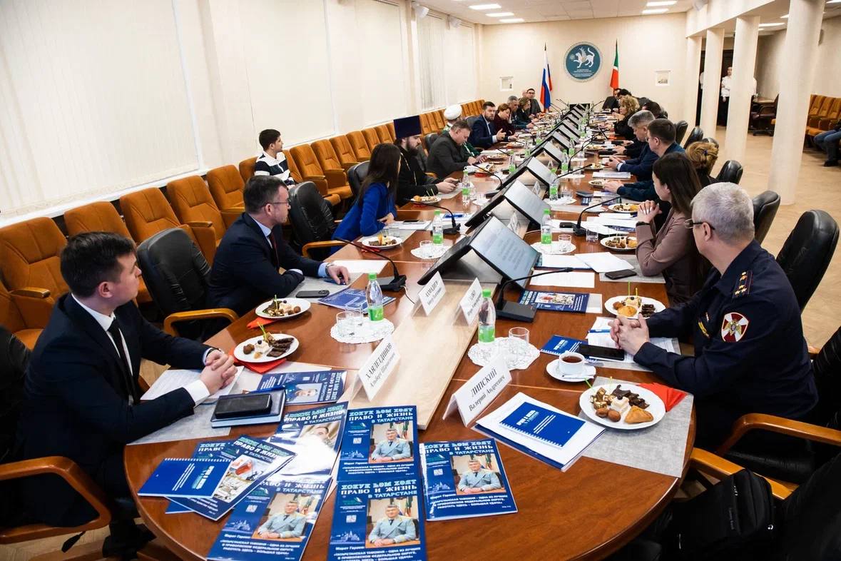В Академии наук Татарстана под председательством прокурора республики Альберта Суяргулова прошло заседание редакционной коллегии журнала «Право и жизнь в Татарстане» В Академии наук Татарстана под председательством прокурора республики Альберта Суяргулова прошло заседание редакционной коллегии журнала «Право и жизнь в Татарстане»