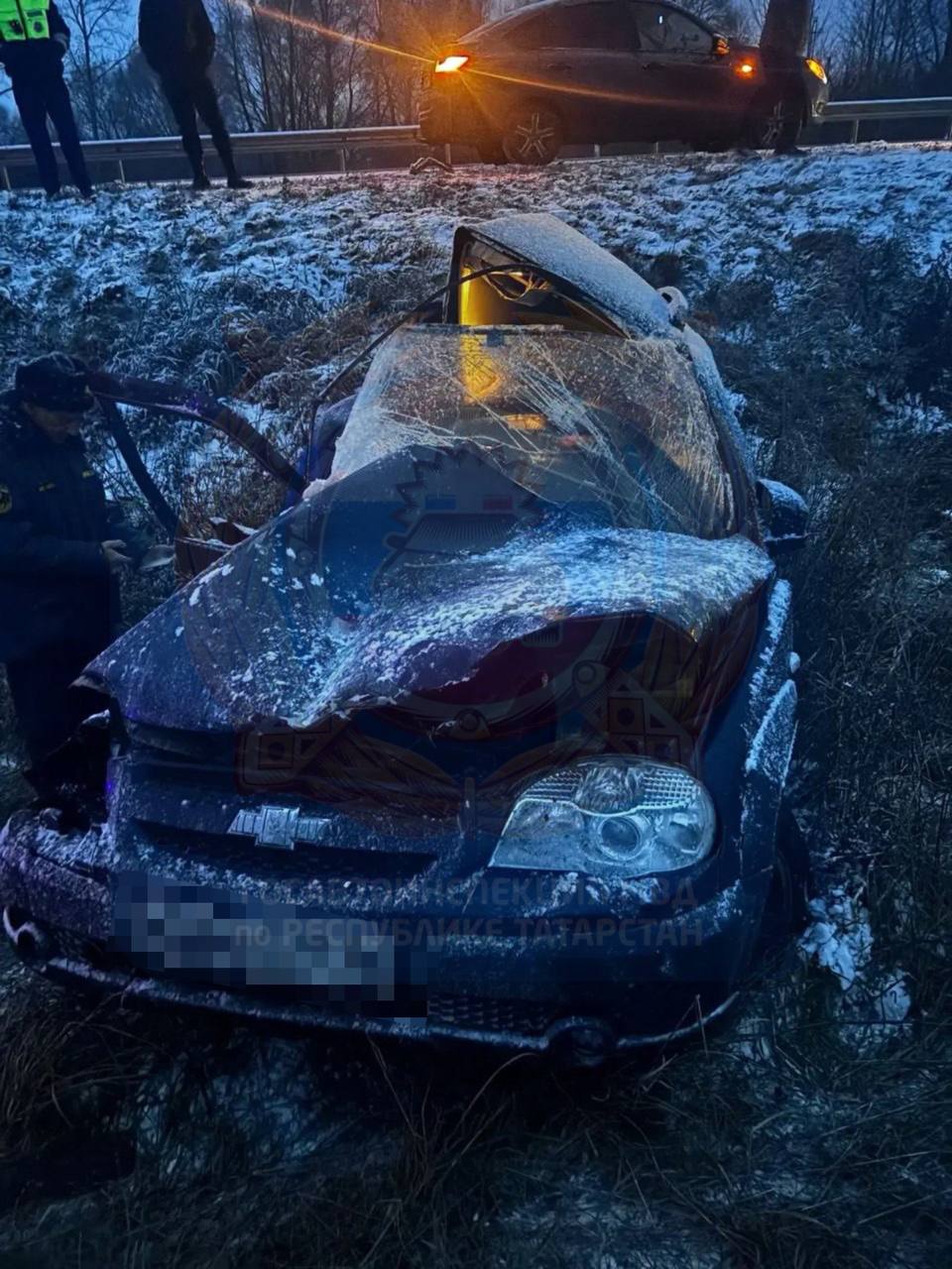 В Нижнекамском районе водитель автомобиля Шевроле Нива, по предварительным данным, не выбрал безопасную скорость, совершил наезд на металлическое ограждение, выехал на встречную полосу и совершил столкновение с грузовым... В Нижнекамском районе водитель автомобиля Шевроле Нива, по предварительным данным, не выбрал безопасную скорость, совершил наезд на металлическое ограждение, выехал на встречную полосу и совершил столкновение с грузовым...