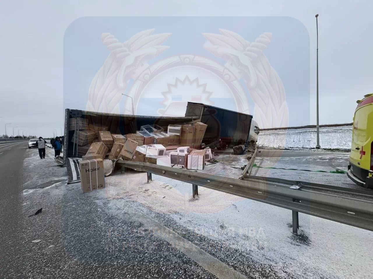 11 декабря в Мензелинском районе водитель грузового автомобиля Volvo, 2000 года рождения, по предварительным данным, не выбрал безопасную скорость, совершил наезд на металическое ограждение, выехал на встречную полосу и... 11 декабря в Мензелинском районе водитель грузового автомобиля Volvo, 2000 года рождения, по предварительным данным, не выбрал безопасную скорость, совершил наезд на металическое ограждение, выехал на встречную полосу и...