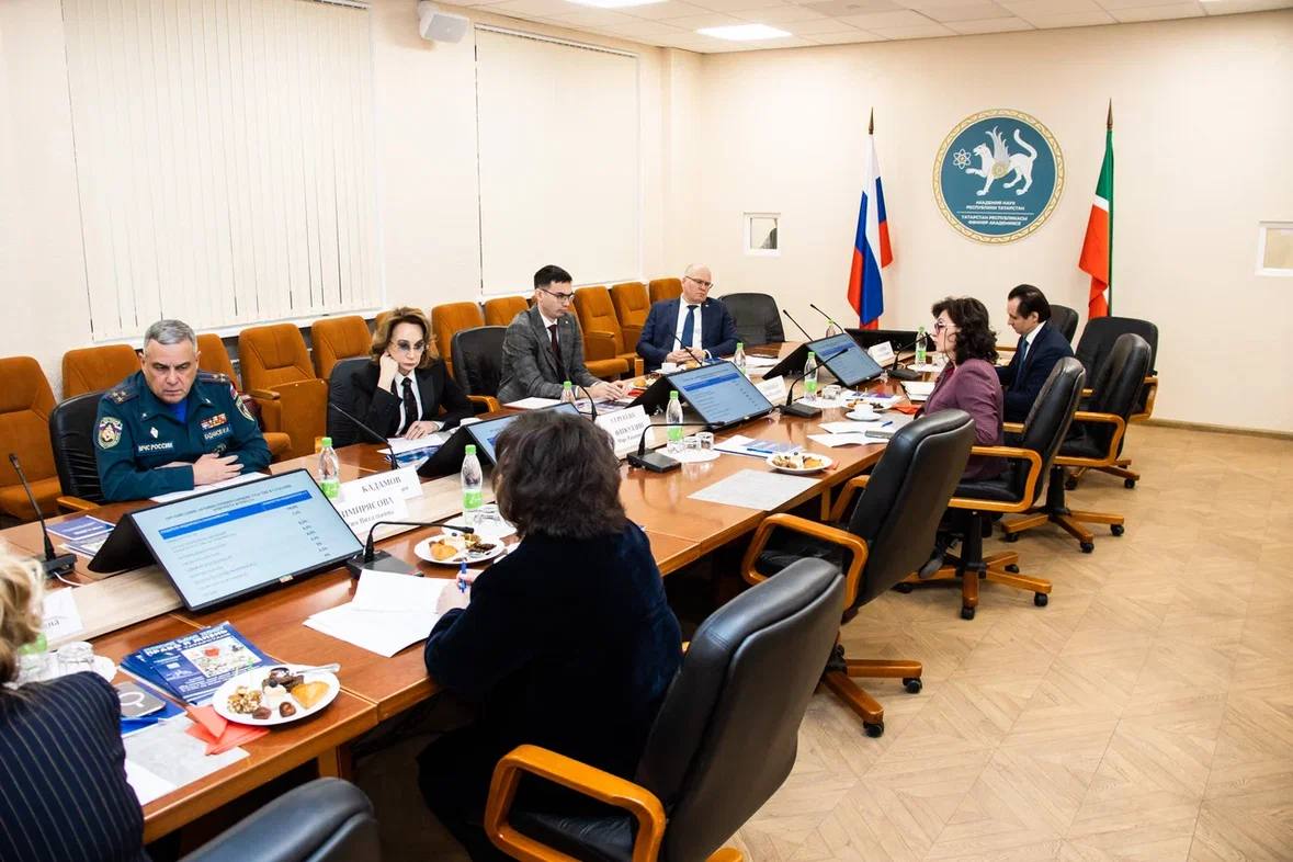 В Академии наук Татарстана под председательством прокурора республики Альберта Суяргулова прошло заседание редакционной коллегии журнала «Право и жизнь в Татарстане» В Академии наук Татарстана под председательством прокурора республики Альберта Суяргулова прошло заседание редакционной коллегии журнала «Право и жизнь в Татарстане»