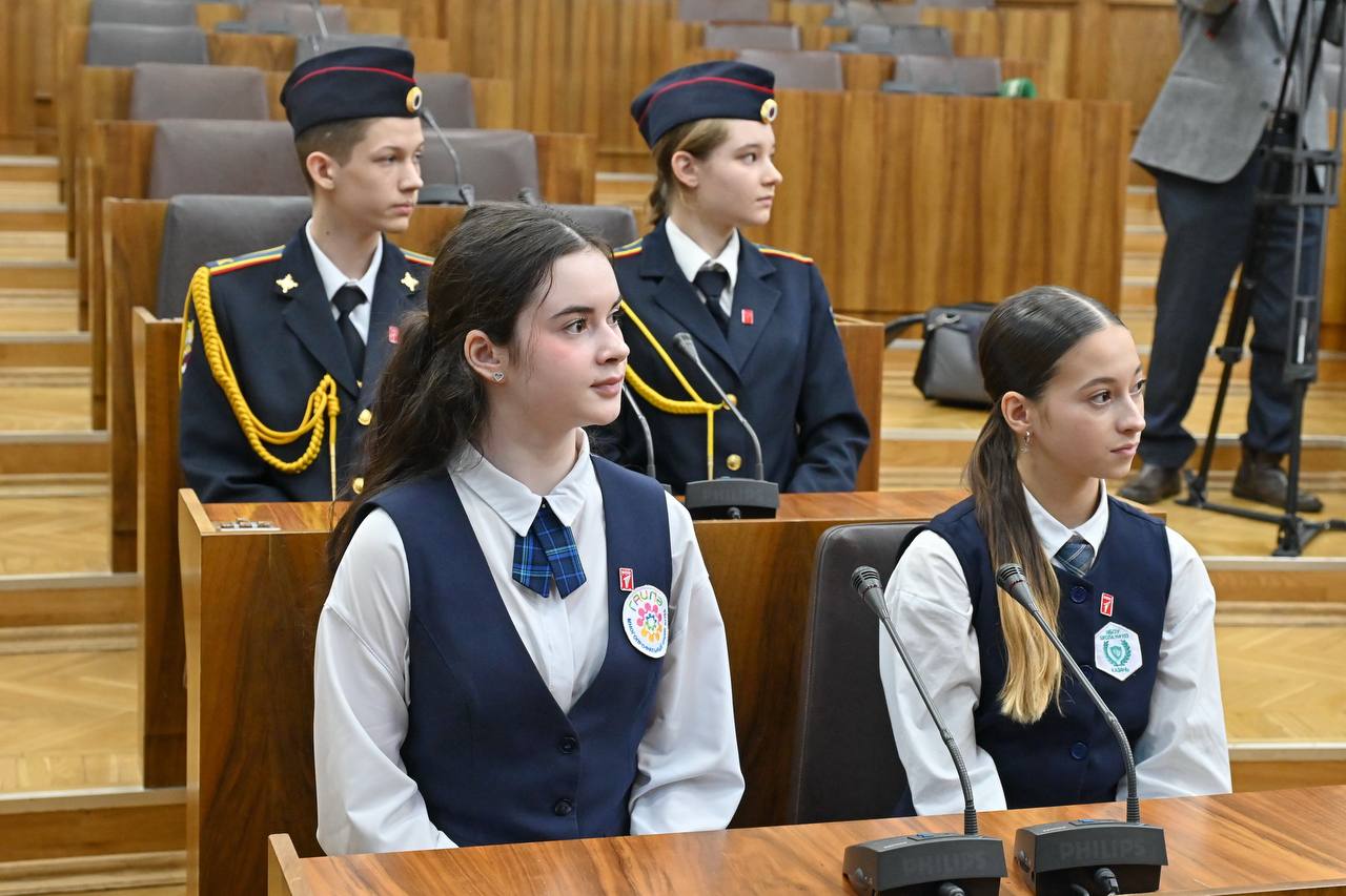 В Государственном Совете вручили паспорта юным гражданам В Государственном Совете вручили паспорта юным гражданам