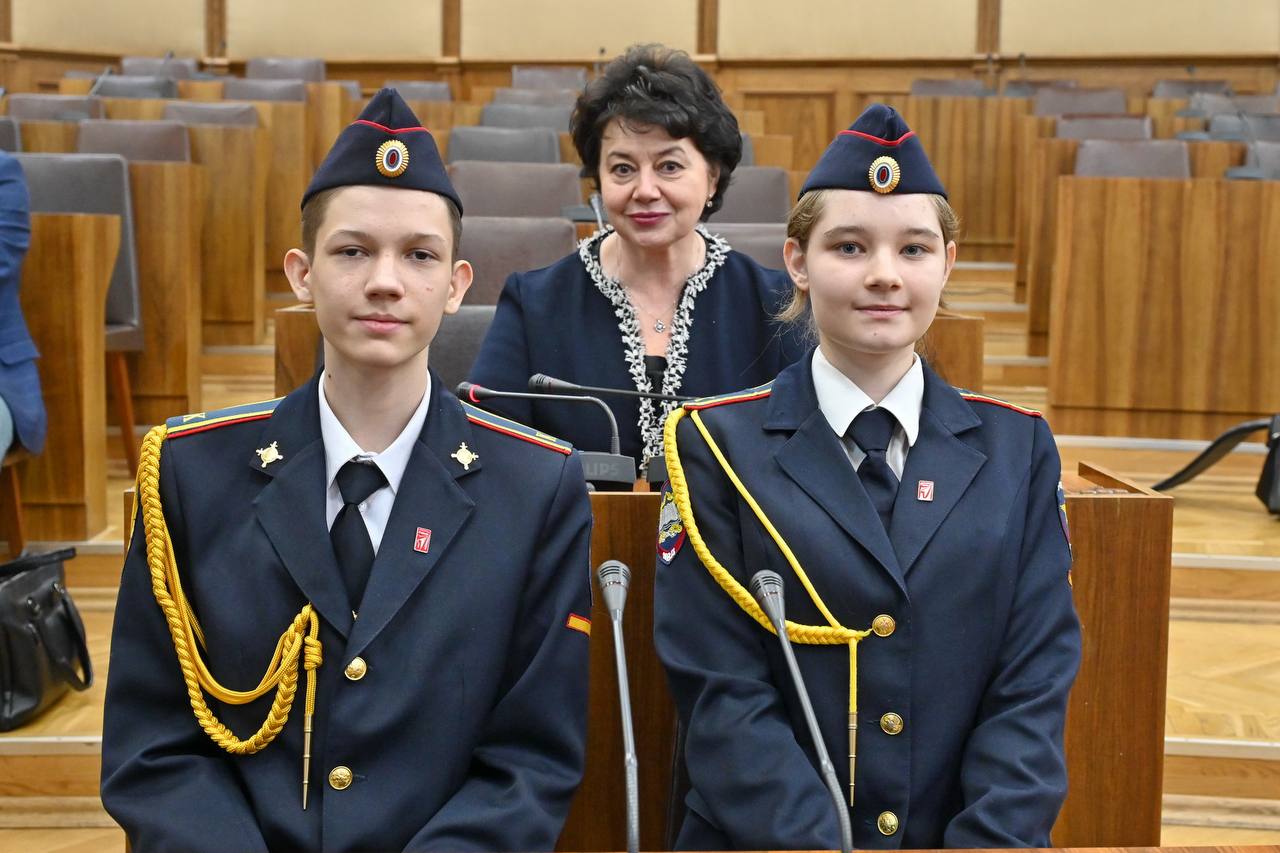 В Государственном Совете вручили паспорта юным гражданам В Государственном Совете вручили паспорта юным гражданам