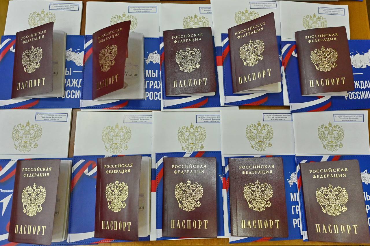 В Государственном Совете вручили паспорта юным гражданам В Государственном Совете вручили паспорта юным гражданам