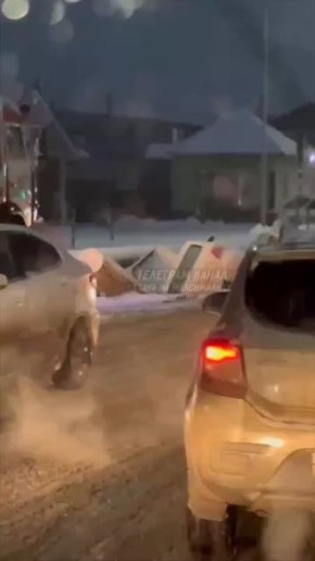 В Казани на Магистральной легковушка провалилась в яму, выкопанную для замены труб