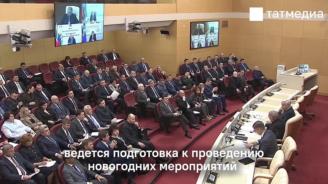 Рустам Минниханов дал поручения по организации новогодних мероприятий