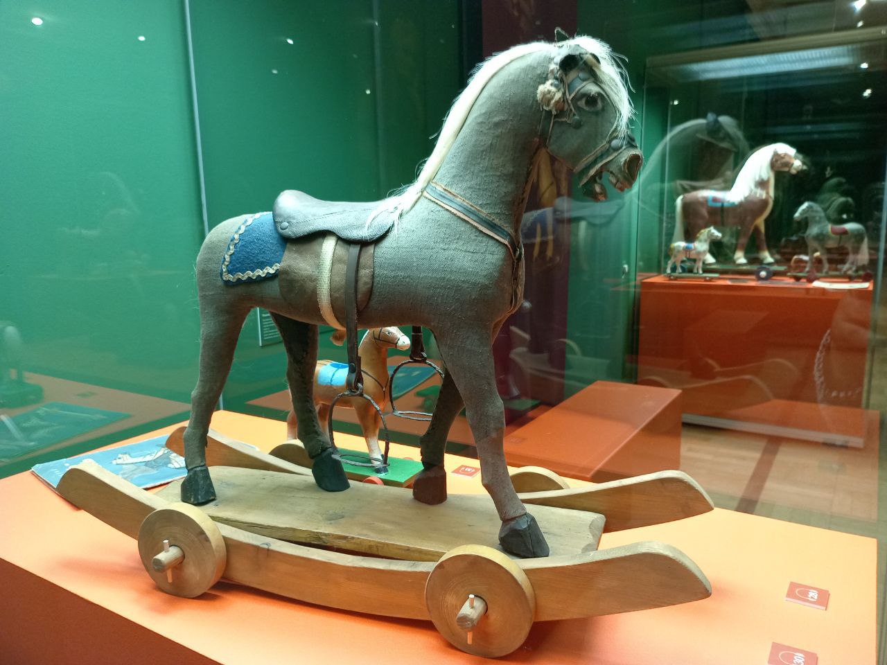 В Центре «Эрмитаж-Казань» открылась новогодняя выставка «Лошадка-качалка. История игрушки» В Центре «Эрмитаж-Казань» открылась новогодняя выставка «Лошадка-качалка. История игрушки»