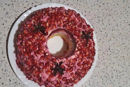 Гранатовый браслет: изысканное угощение с копченой куриной грудкой и черносливом