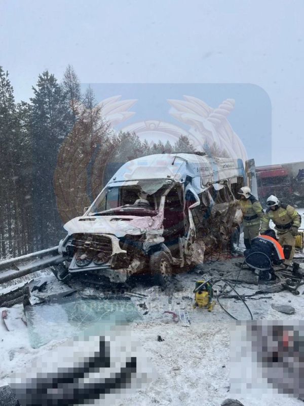 Сегодня в Альметьевском районе водитель автомобиля Нива, по предварительным данным, не выбрал безопасную скорость, выехал на встречную полосу и совершил столкновение с грузовым автомобилем Mercedes