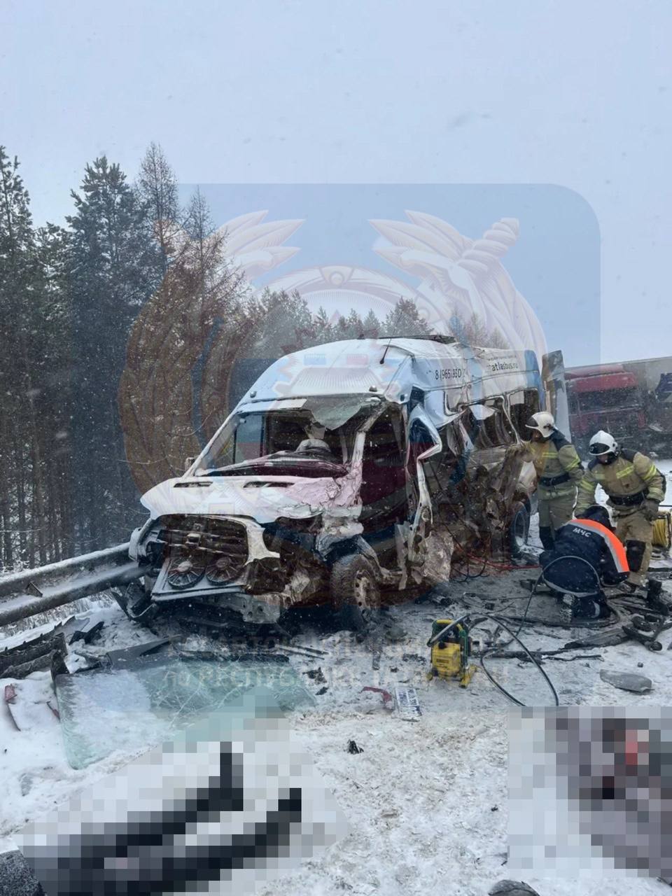 Сегодня в Альметьевском районе водитель автомобиля Нива, по предварительным данным, не выбрал безопасную скорость, выехал на встречную полосу и совершил столкновение с грузовым автомобилем Mercedes