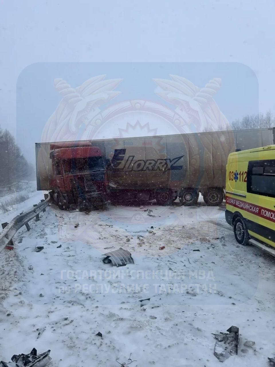 Сегодня в Альметьевском районе водитель автомобиля Нива, по предварительным данным, не выбрал безопасную скорость, выехал на встречную полосу и совершил столкновение с грузовым автомобилем Mercedes Сегодня в Альметьевском районе водитель автомобиля Нива, по предварительным данным, не выбрал безопасную скорость, выехал на встречную полосу и совершил столкновение с грузовым автомобилем Mercedes