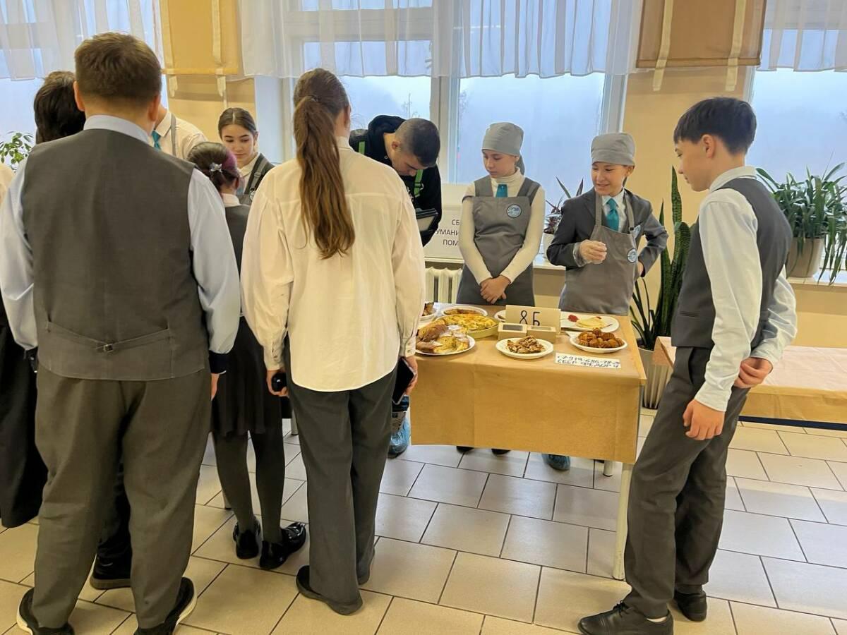 Школьники Набережных Челнов передали выручку с ярмарки бойцам СВО Школьники Набережных Челнов передали выручку с ярмарки бойцам СВО