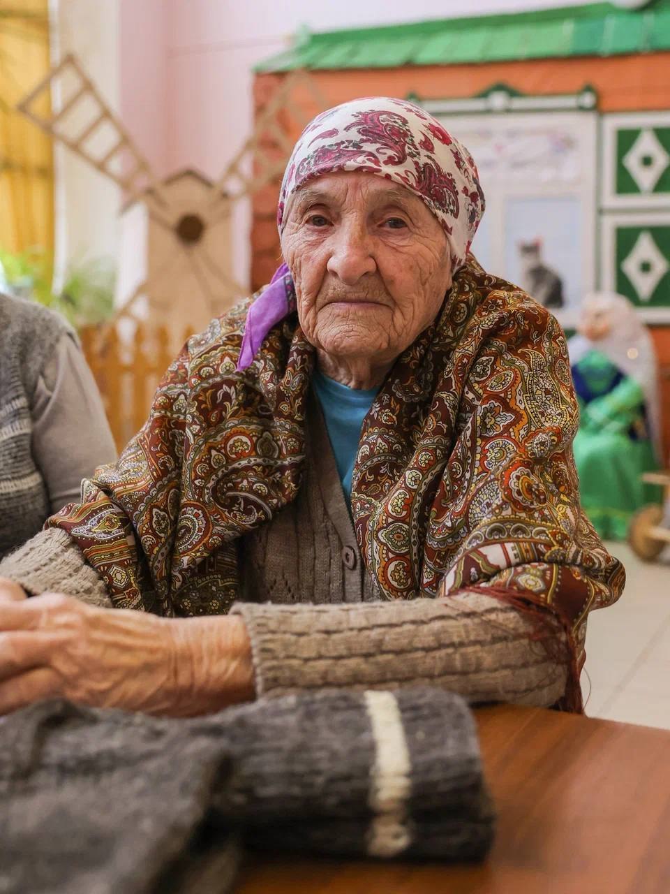Жительница Альметьевского района - 93-летняя Мария Кирилловна Дворцова вяжет тёплые носки для бойцов СВО