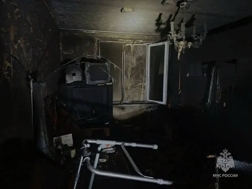 В Нижнекамске пожарные спасли из горящей квартиры 81-летнюю женщину