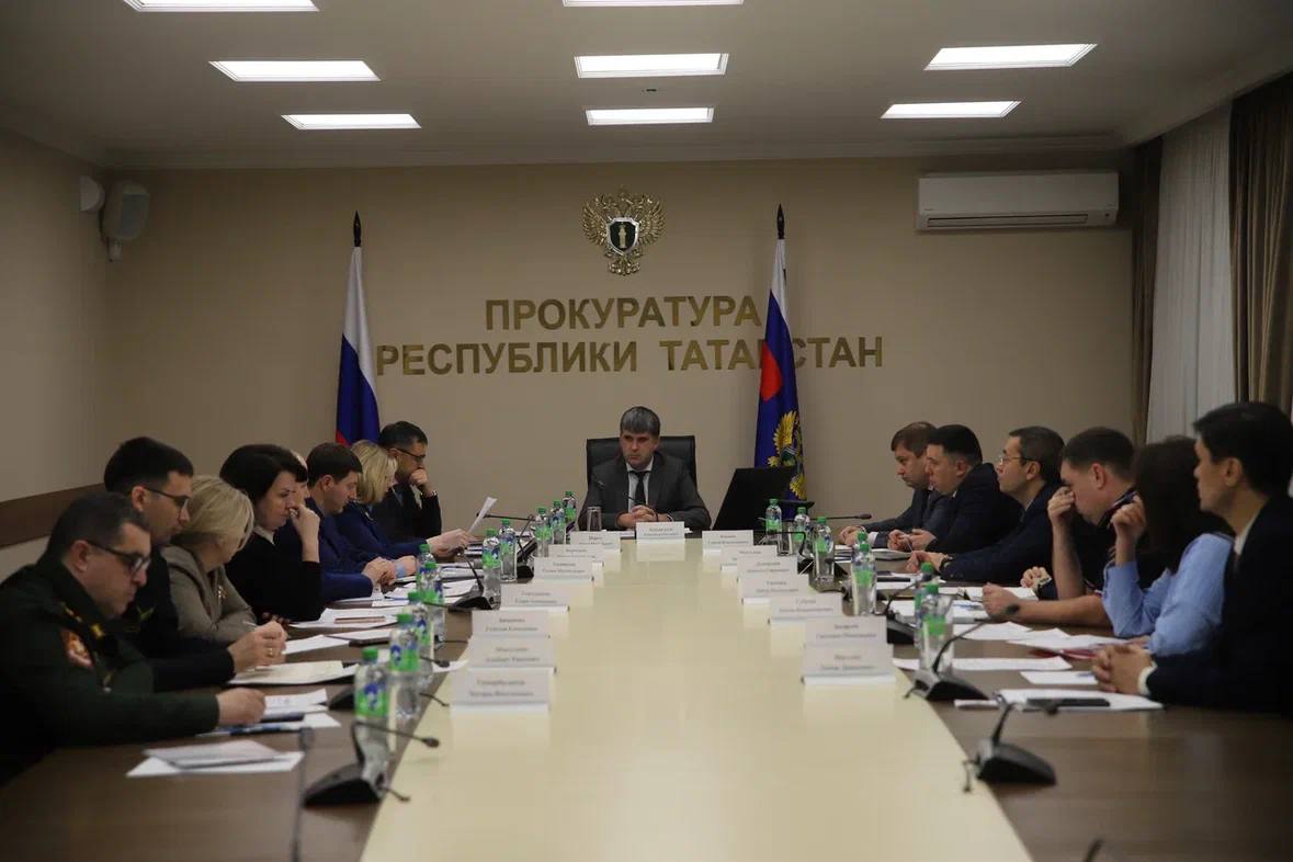Первый заместитель прокурора Татарстана Александр Чеховской провел заседание межведомственной рабочей группы по вопросам профилактики правонарушений в миграционной сфере Первый заместитель прокурора Татарстана Александр Чеховской провел заседание межведомственной рабочей группы по вопросам профилактики правонарушений в миграционной сфере