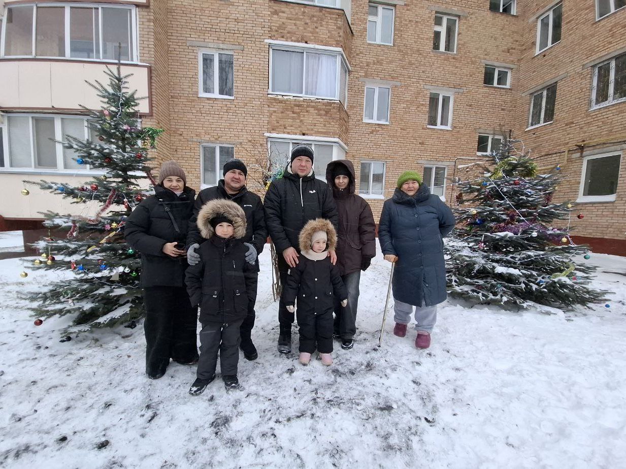 Жильцы Гагарина 17 нарядили ёлочки около своего дома, которые сами посадили 10 лет назад!