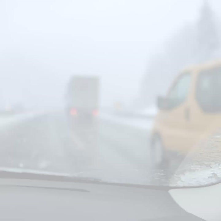 Казань: ночной разгон Toyota по мокрой дороге привел к лобовому столкновению и тяжким последствиям для пассажира