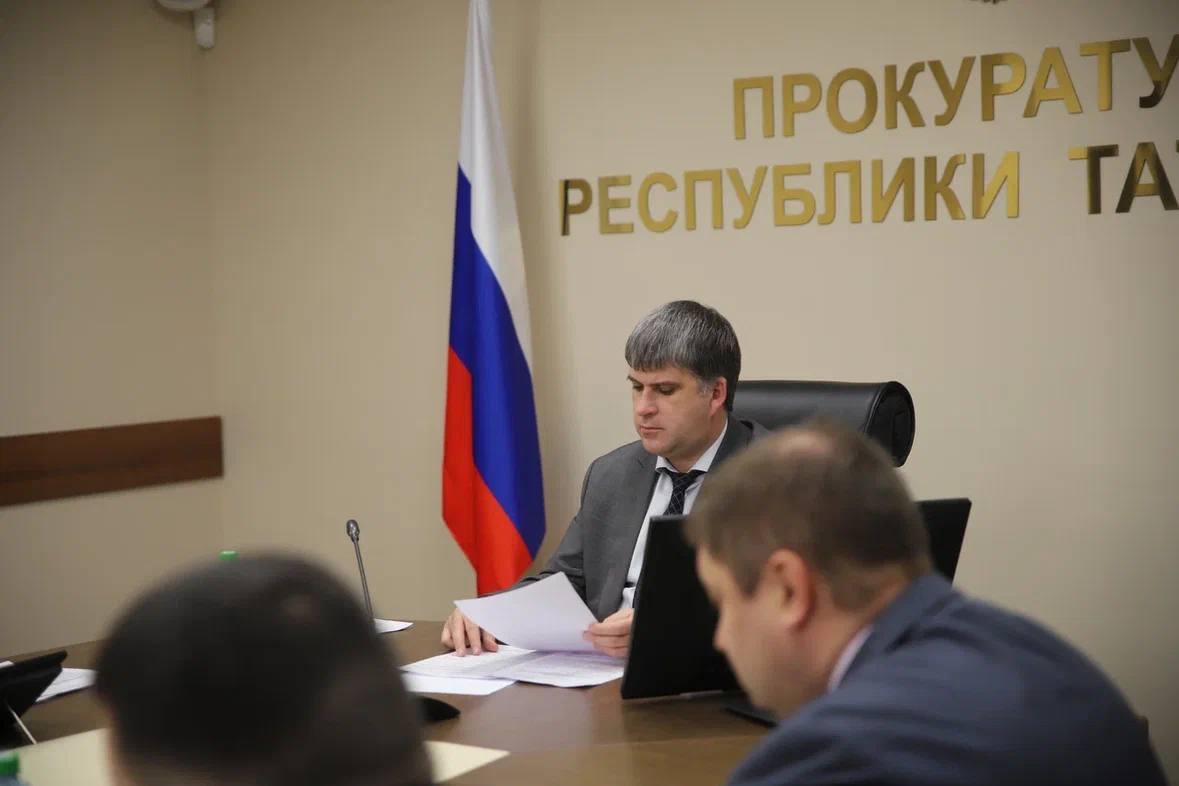 Первый заместитель прокурора Татарстана Александр Чеховской провел заседание межведомственной рабочей группы по вопросам профилактики правонарушений в миграционной сфере Первый заместитель прокурора Татарстана Александр Чеховской провел заседание межведомственной рабочей группы по вопросам профилактики правонарушений в миграционной сфере