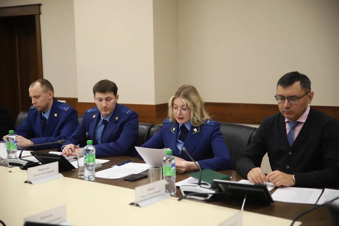 Первый заместитель прокурора Татарстана Александр Чеховской провел заседание межведомственной рабочей группы по вопросам профилактики правонарушений в миграционной сфере Первый заместитель прокурора Татарстана Александр Чеховской провел заседание межведомственной рабочей группы по вопросам профилактики правонарушений в миграционной сфере