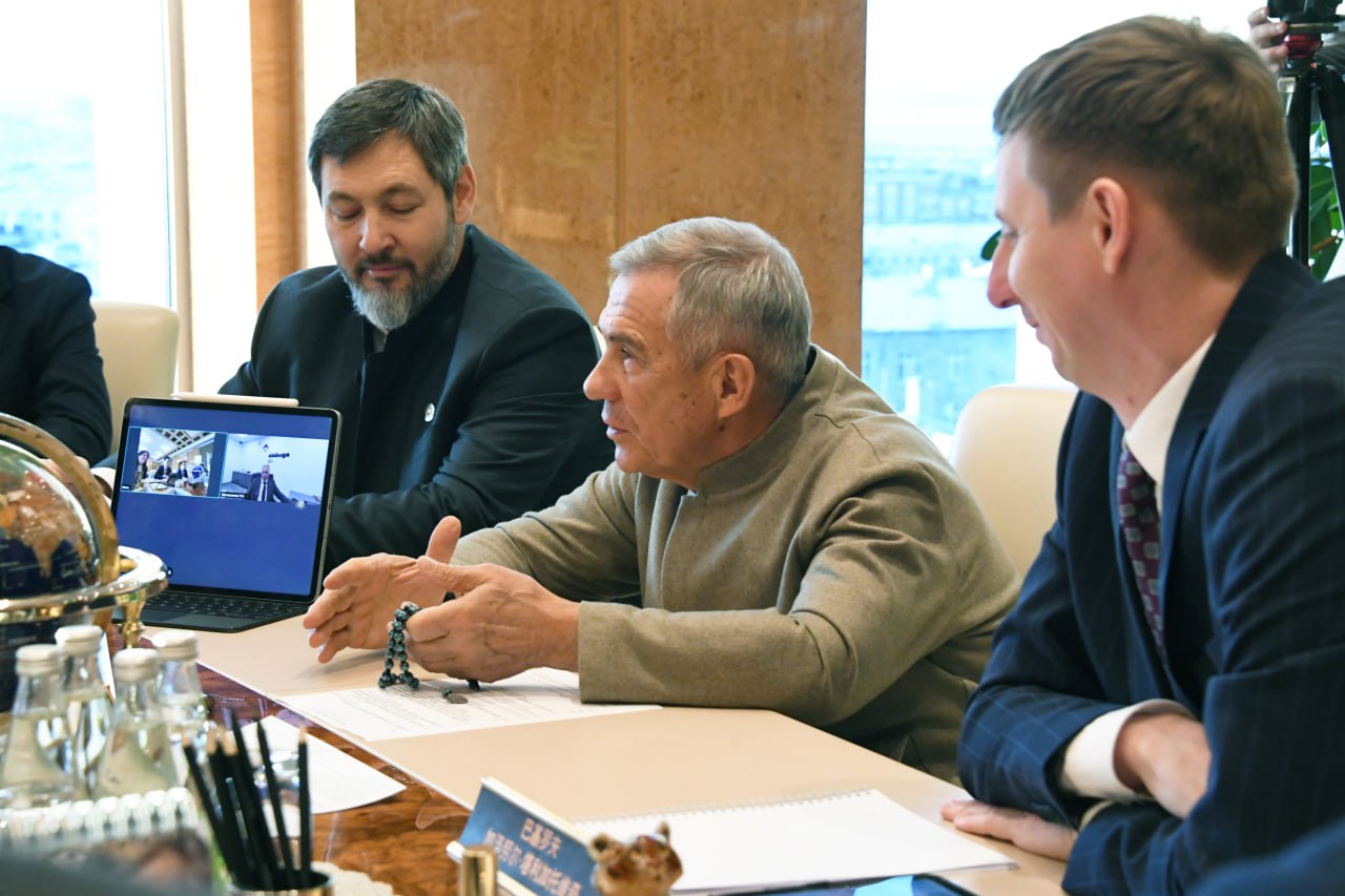 Рустам Минниханов провел встречу с представителями китайской компании SANY в Доме Правительства Татарстана