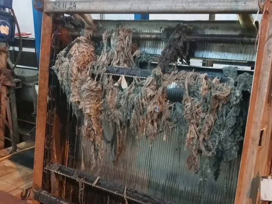 В Казани из канализации извлекли огромный ком мусора и влажных салфеток